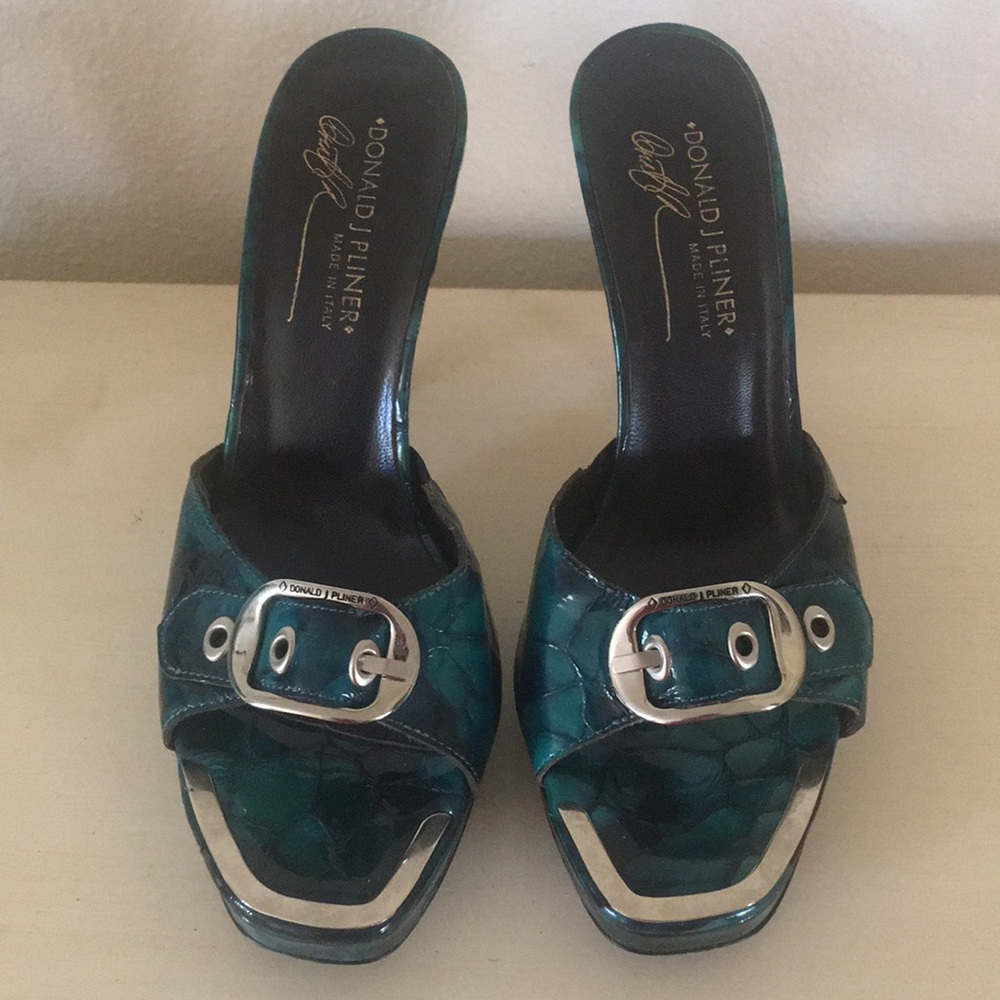 Woman size 8m high heel sandals famous brand